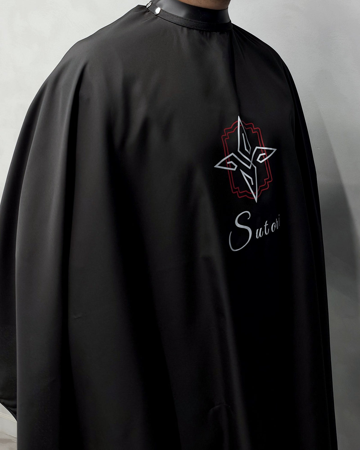 Sutori barber cape worn, from the side