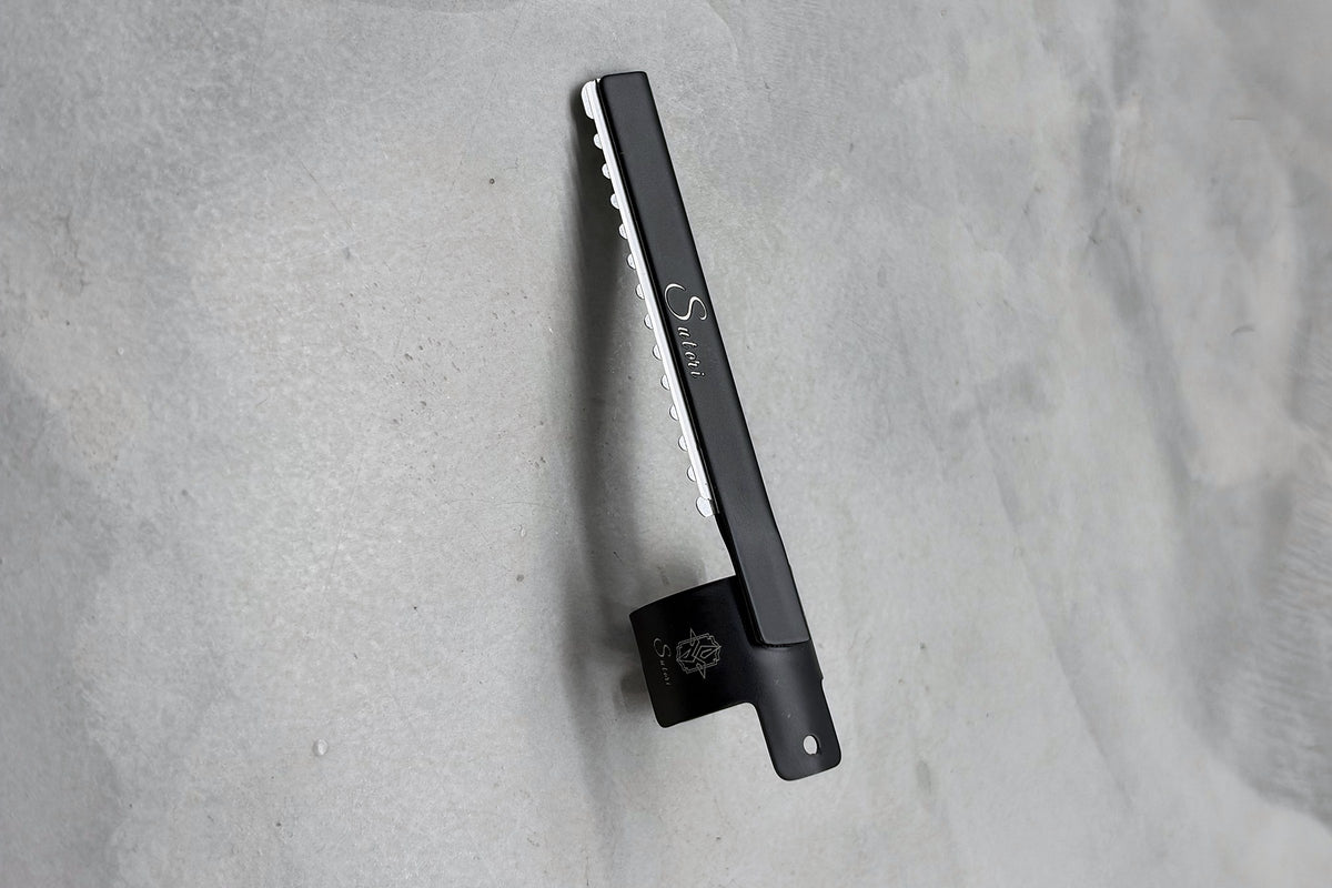 Sutori Finger Soft Razor in black, with toothed guard