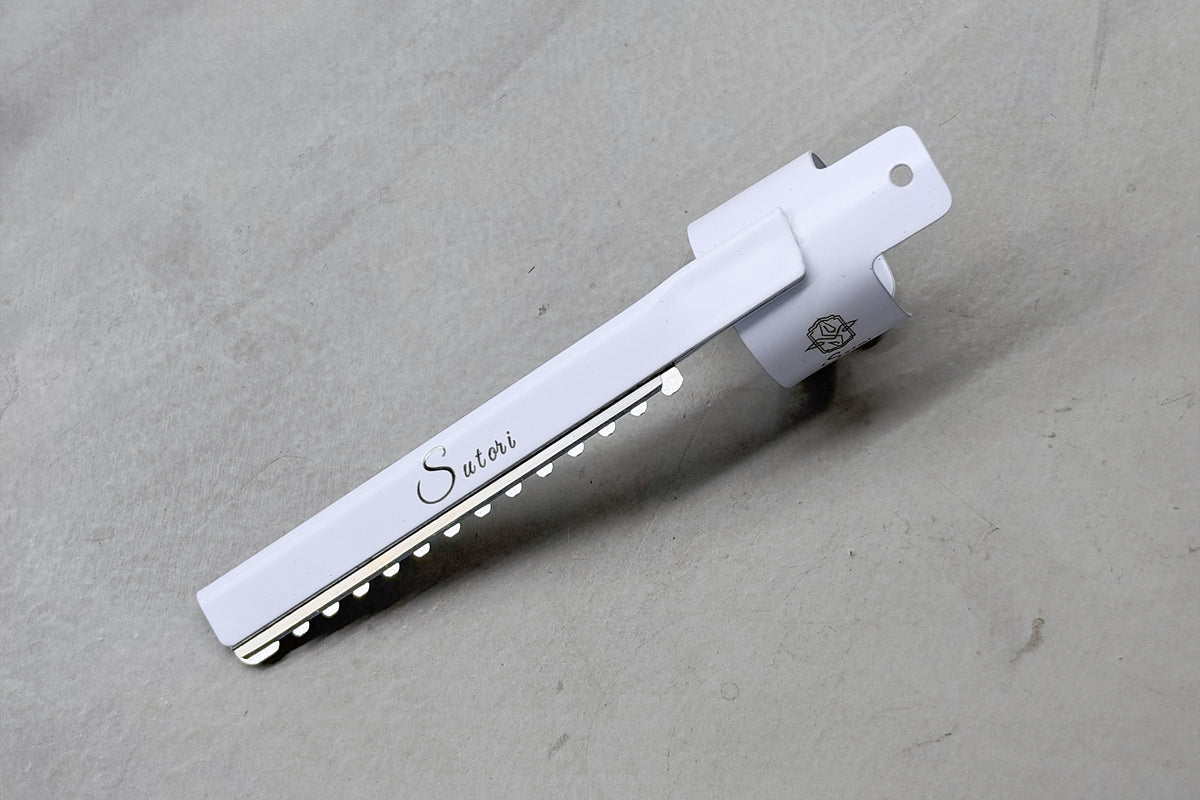 Sutori Finger Soft Razor in white, with toothed guard