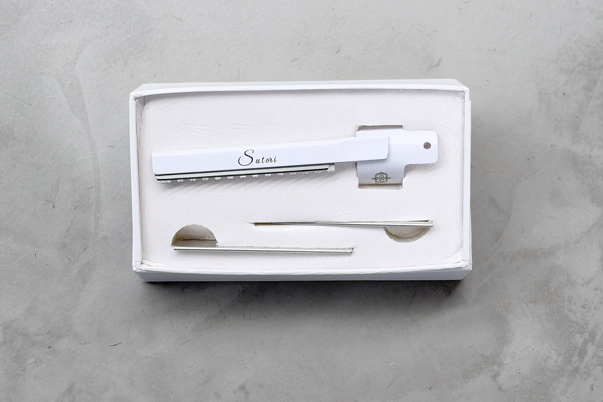 Sutori Finger Soft Razor in white in its white presentation box