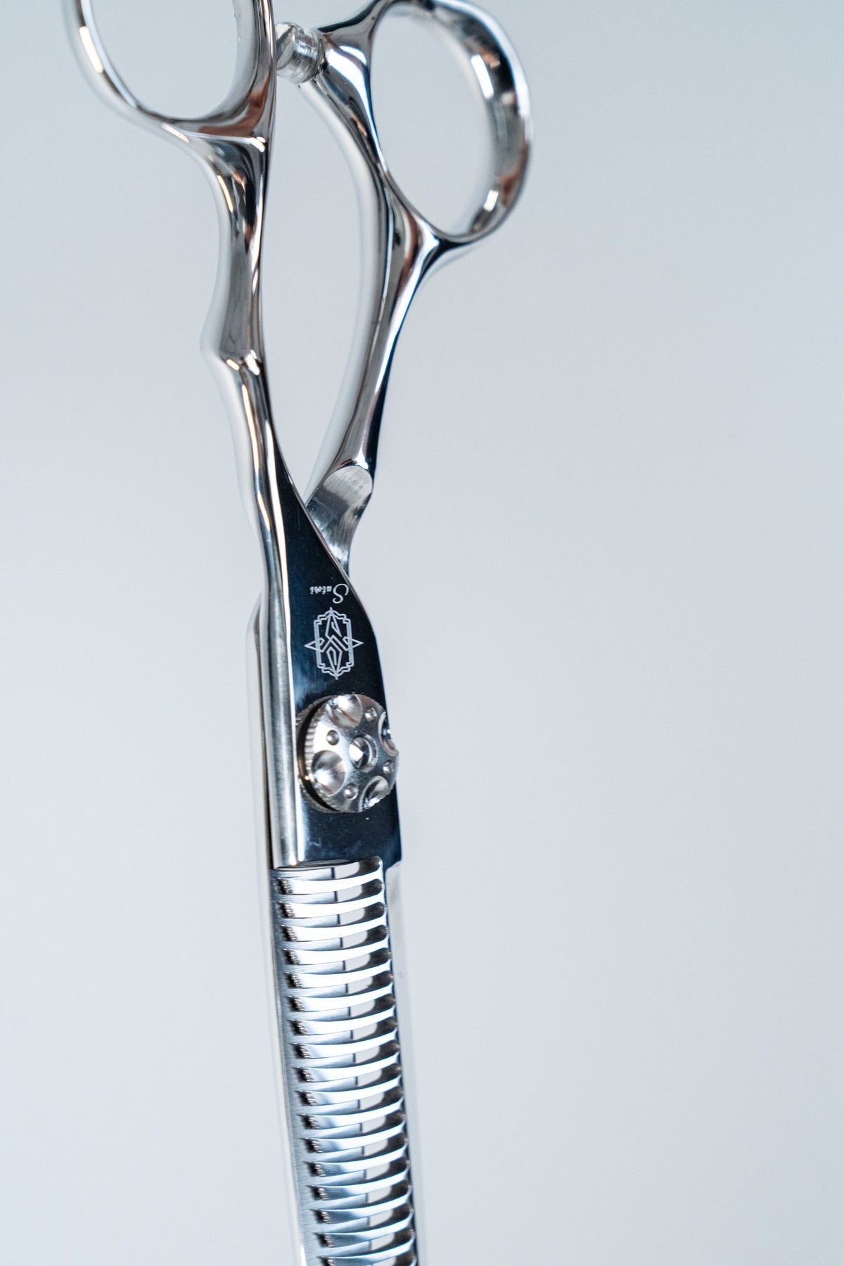 Sutori Kaze 6.0" pivot screw detail