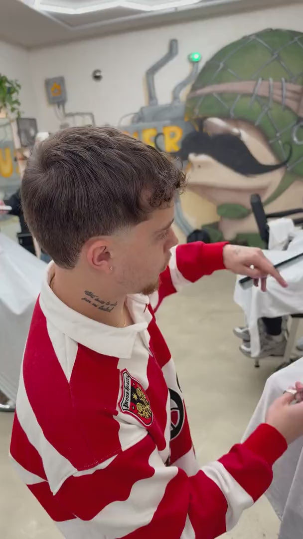 Carregar vídeo: Barber thinning the side with the Sutori Kaze 6.0″