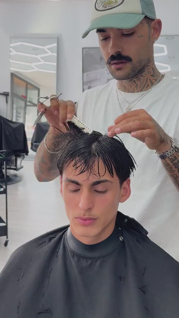Carregar vídeo: Barber cutting the top over the comb with the Sutori Shinobi 5.0″