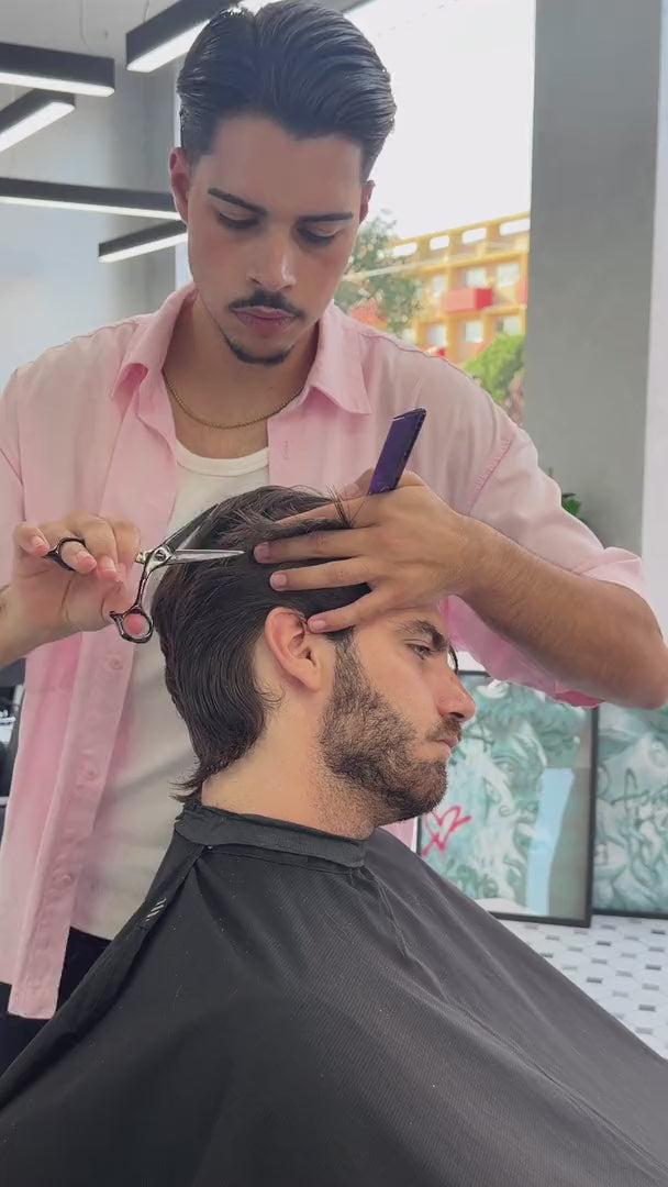 Carregar vídeo: Barber cutting the side with the Sutori Zen 5.5″ and a cutting comb