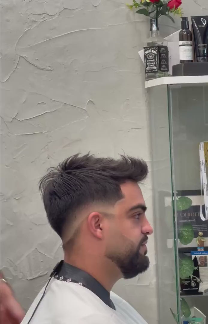 Carregar vídeo: Barber cutting with the Sutori Shinobi 5.0″