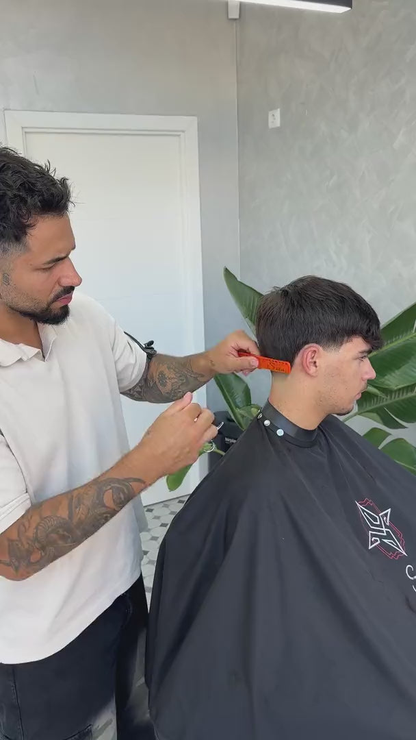 Carregar vídeo: Barber thinning the neckline with the Sutori Kaze 6.0″ and the Sutori cutting comb