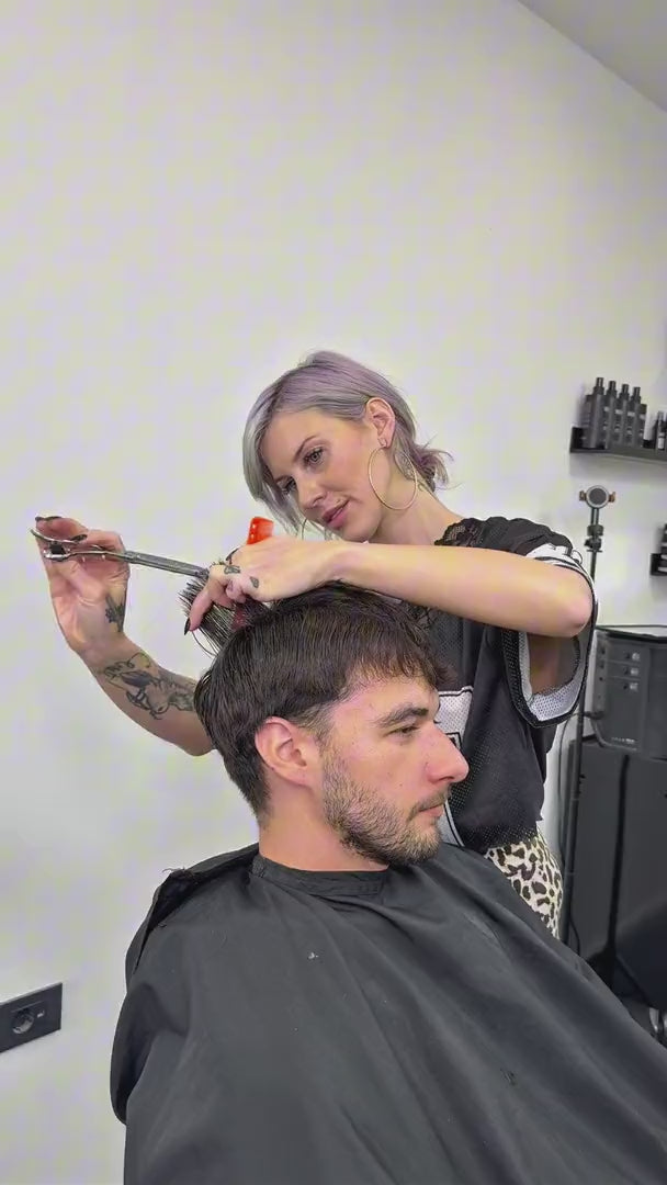 Carregar vídeo: Barber thinning the top with the Sutori Kaze 6.0″ and the Sutori cutting comb