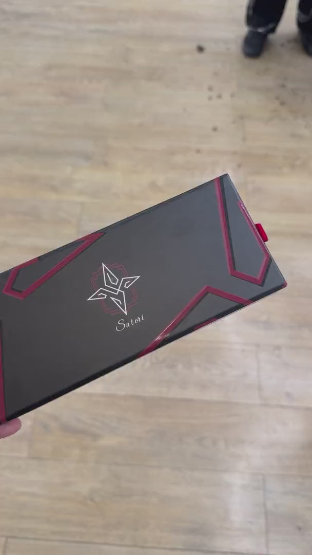 Carregar vídeo: Barber unboxing the Sutori Zen 5.5″ and cutting with it