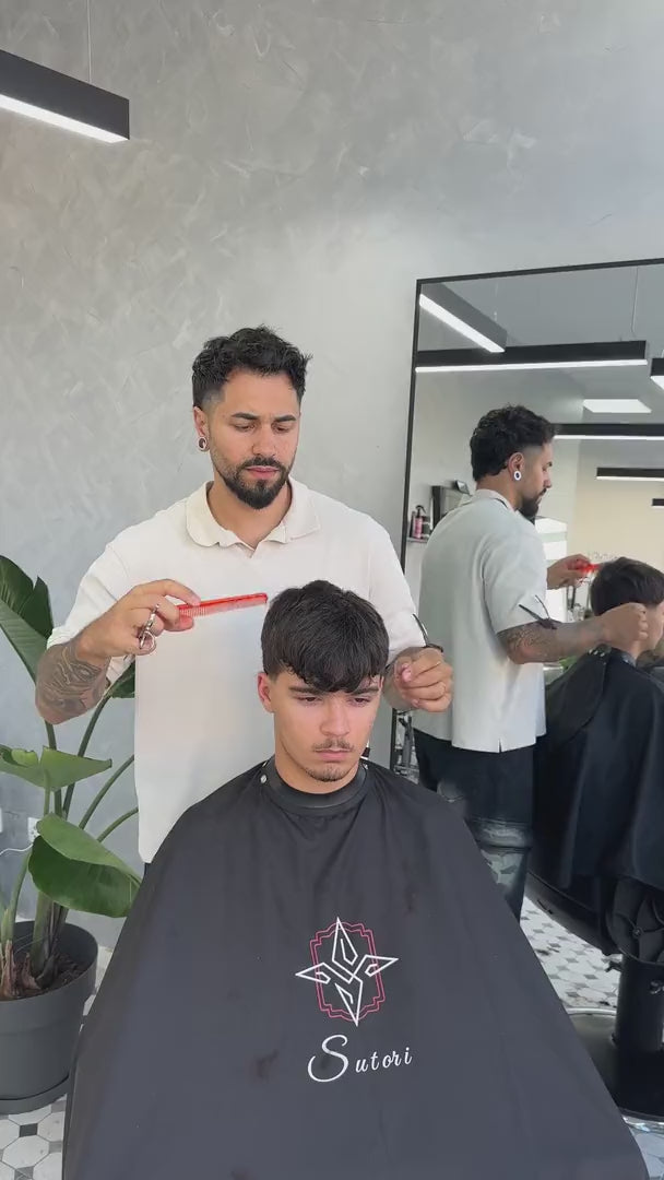 Carregar vídeo: Barber point cutting the top with the Sutori Shinobi 5.0″