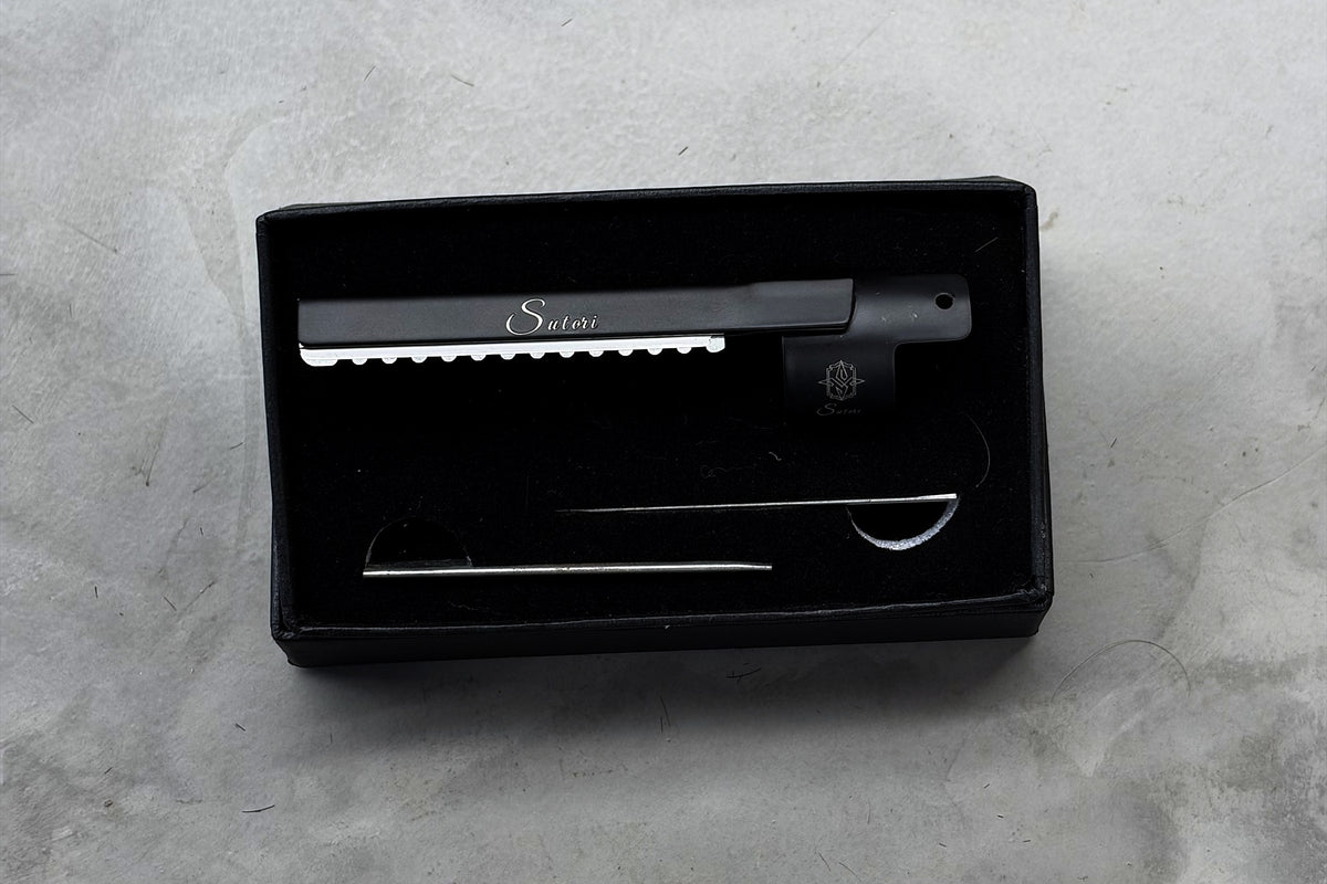 Sutori Finger Soft Razor in black in its black presentation box 