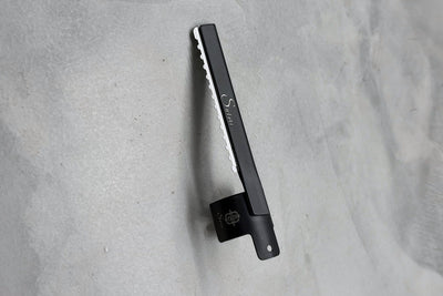 Sutori Finger Soft Razor in black, with toothed guard 