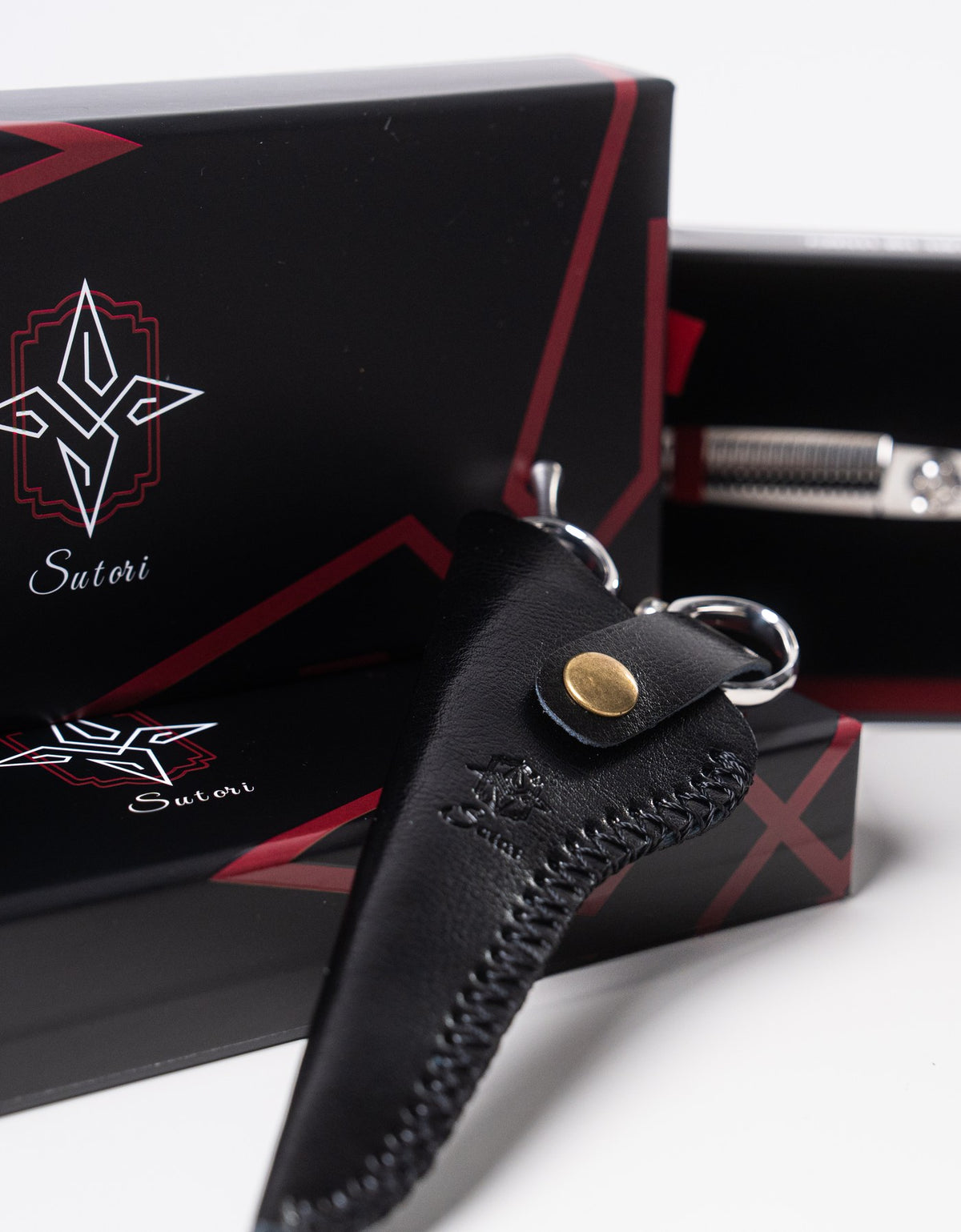 Sutori box with the crest, blade protector and scissors