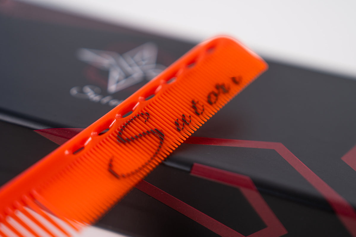 Sutori logo on the orange cutting comb, close up #en:color_orange,pt-PT:cor_laranja