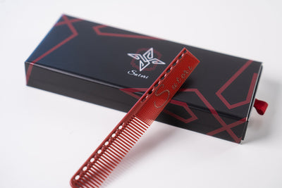 Sutori cutting comb in red on the Sutori box, from the side 
