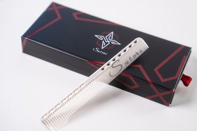 Sutori cutting comb in white on the Sutori box 