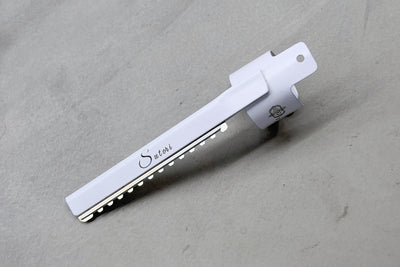 Sutori Finger Soft Razor in white, with toothed guard 