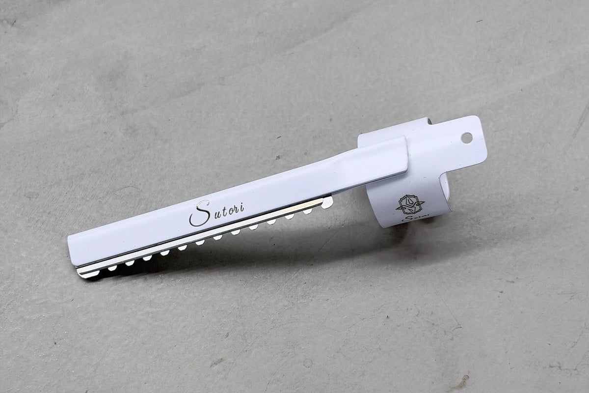 Sutori Finger Soft Razor in white, from the side, Sutori name on the handle #en:color_white,pt-PT:cor_branco